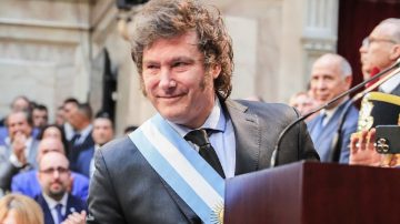 Quiénes son los “amigos” de Milei con los que ve ópera los domingos en Olivos