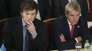 Caputo y Milei fueron denunciados penalmente por “malversación de fondos públicos”