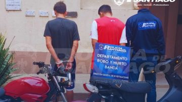 Detuvieron a dos sujetos por robar una moto tras amenazar de muerte de la víctima