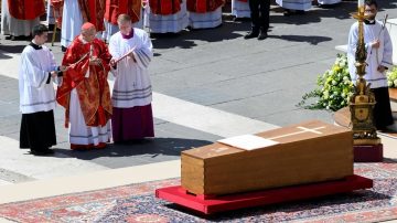 Último adiós a Francisco: “Eligió recorrer el camino de la entrega hasta el último día de su vida terrenal”