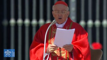 Quién es Giovanni Battista Re, el cardenal que presidió la misa exequial de Francisco