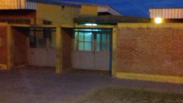 Adolescentes se pelearon en una escuela nocturna y dos adultos ingresaron para “defender” a uno de ellos