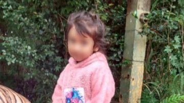 Escapaba con su familia por una denuncia de abuso: se hundió la canoa y su hija de 4 años murió ahogada