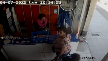 VIDEO | Encontró el número de un locker y retiró una mochila: la dueña pide que le devuelva los documentos