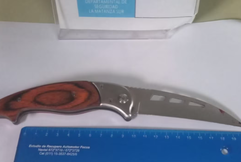 Alerta en las aulas: una adolescente hirió con una navaja a su compañera porque pensó que “se reía de ella”
