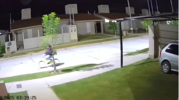 VIDEO | Pareja de ladrones quedó filmada cuando robó la bicicleta de una niña en el barrio Rene Favaloro