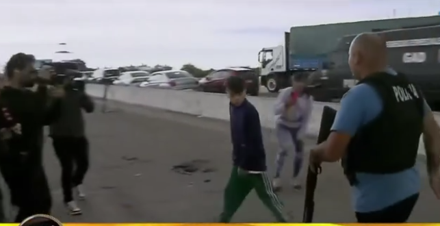 Un niño quiso apuñalar a un policía que controlaba la zona de “peajes truchos” y todo salió en vivo por televisión