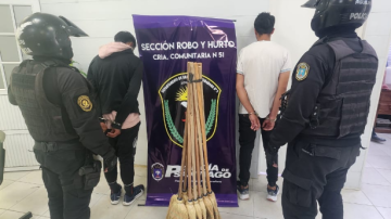 Persiguen y capturan a dos ladrones que se robaron una docena de escobas desde un negocio