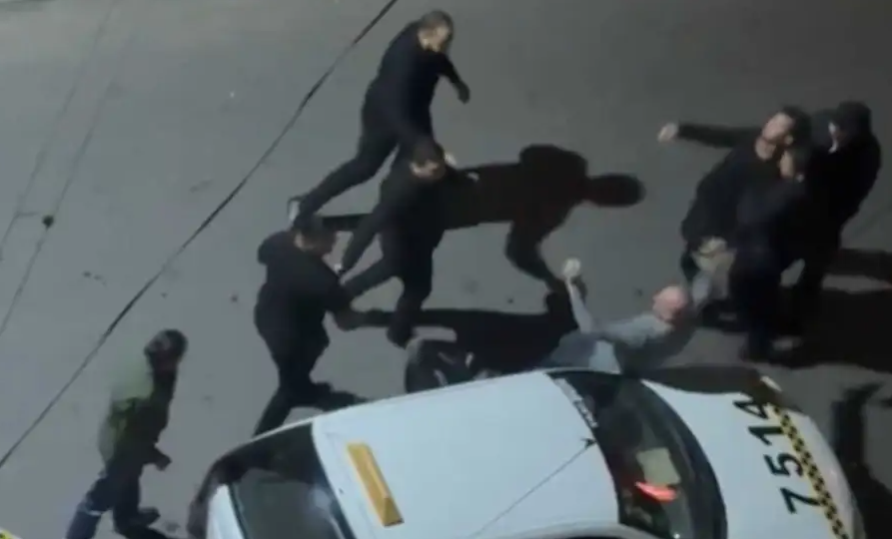Un hombre fue golpeado por patovicas en un boliche y está grave