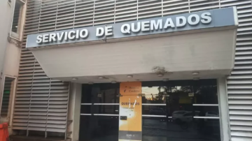 Una joven sufrió graves quemaduras en el cuerpo: su pareja le arrojó agua hirviendo