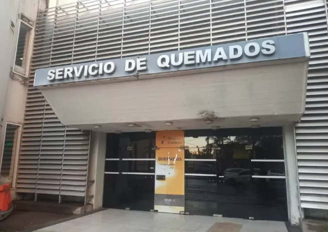 Una joven sufrió graves quemaduras en el cuerpo: su pareja le arrojó agua hirviendo