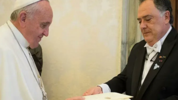 VIDEO. Emoción en Diputados: Eduardo Valdés, amigo del papa Francisco, izó la bandera a media asta