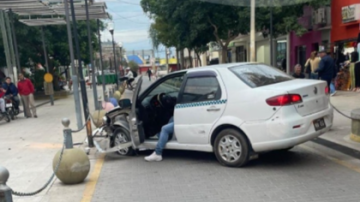La Banda: un conductor se descompensó y chocó contra un poste