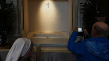 Fieles realizan largas filas para visitar la tumba del papa Francisco