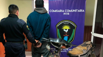 Circulaba en una moto robada, vio a la policía, quiso huir y chocó con un auto estacionado