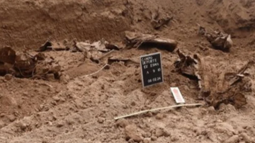 Hallan un auto enterrado en el predio de la ex ESMA: creen que habría sido usado en la Dictadura