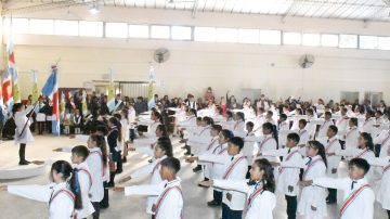 Estudiantes de Colonia El Simbolar juraron lealtad en un acto por el Día de la Autonomía Provincial