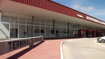 Extraña encomienda en Fernández: Decía enviar un celular, pero la caja tenía una sustancia blanca