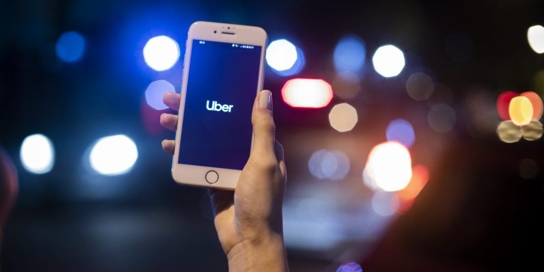 Inesperado gesto de un Uber moto, luego de que una pasajera le pagara $15.300 de más