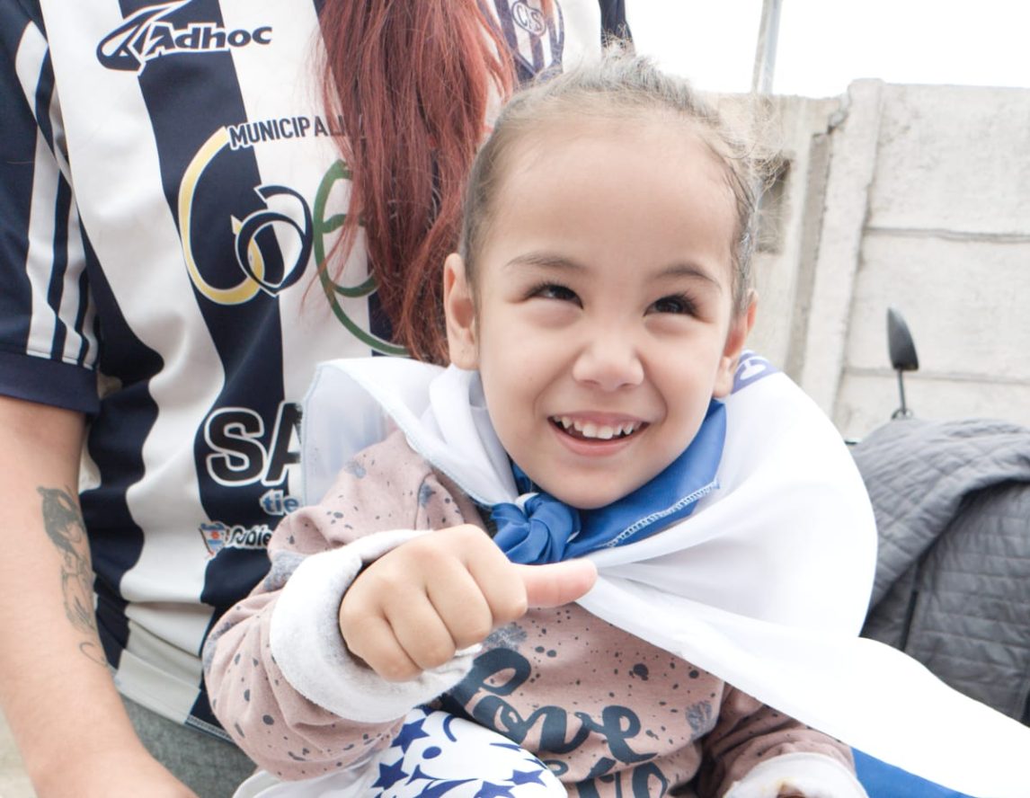 Noble gesto del Club Sarmiento: Invitó a “Cata”, su pequeña fan con discapacidad a ver el partido
