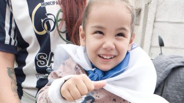 Noble gesto del Club Sarmiento: Invitó a “Cata”, su pequeña fan con discapacidad a ver el partido