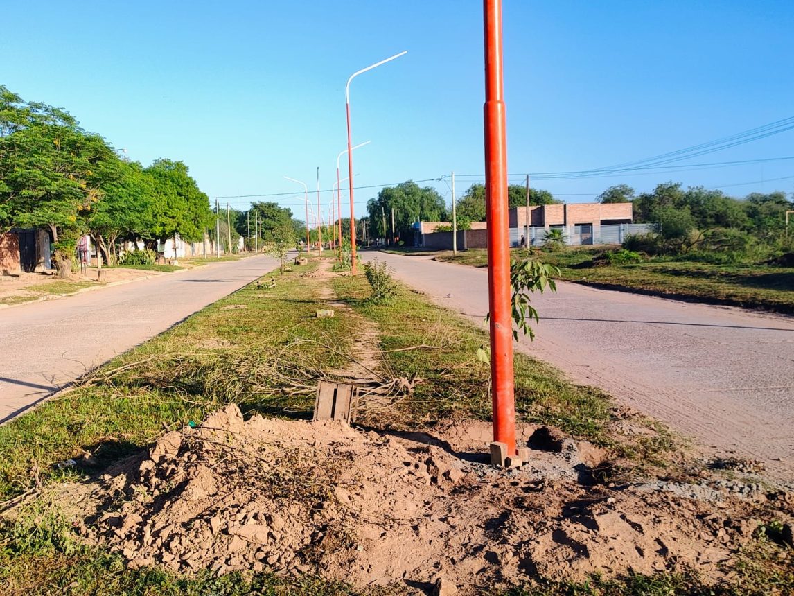 Comenzaron los trabajos de instalación de alumbrado público en Monte Quemado