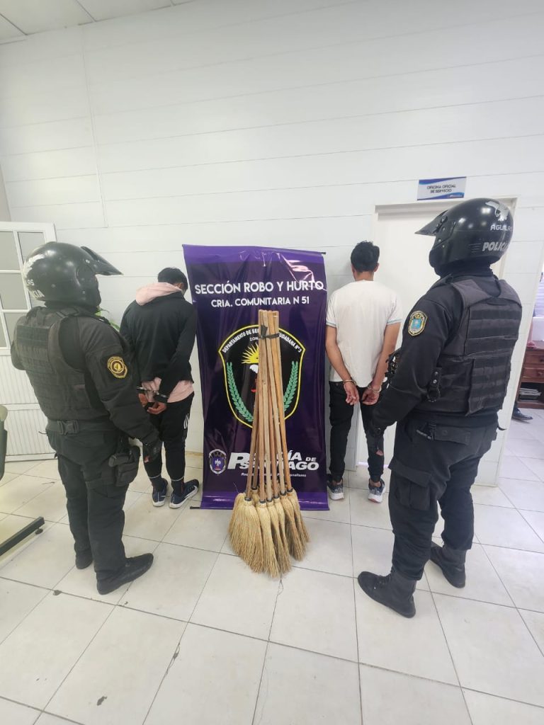 Robaron una docena de escobas de pajas y terminaron presos en la Seccional 45°