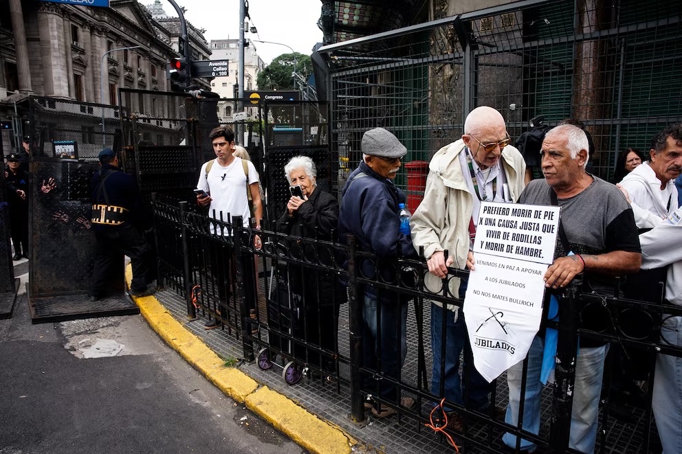 Sindicatos se sumaron a la marcha de los jubilados en vísperas al paro general