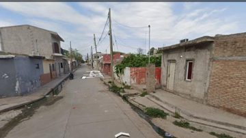 Hallan a una joven sin vida y tapada con una colcha en el patio de una casa deshabitada