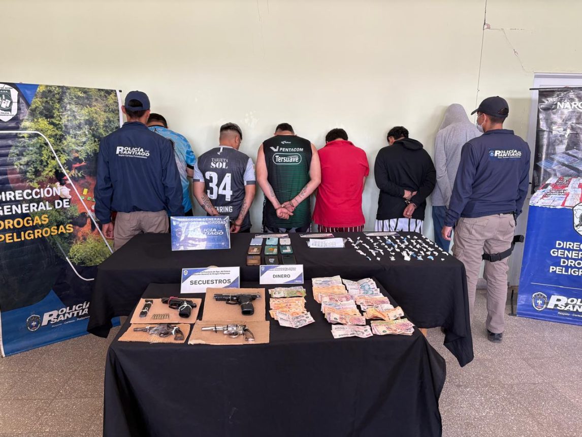 Fotos y videos: en 12 allanamientos detuvieron a 7 integrantes de barras bravas, secuestraron armas y drogas