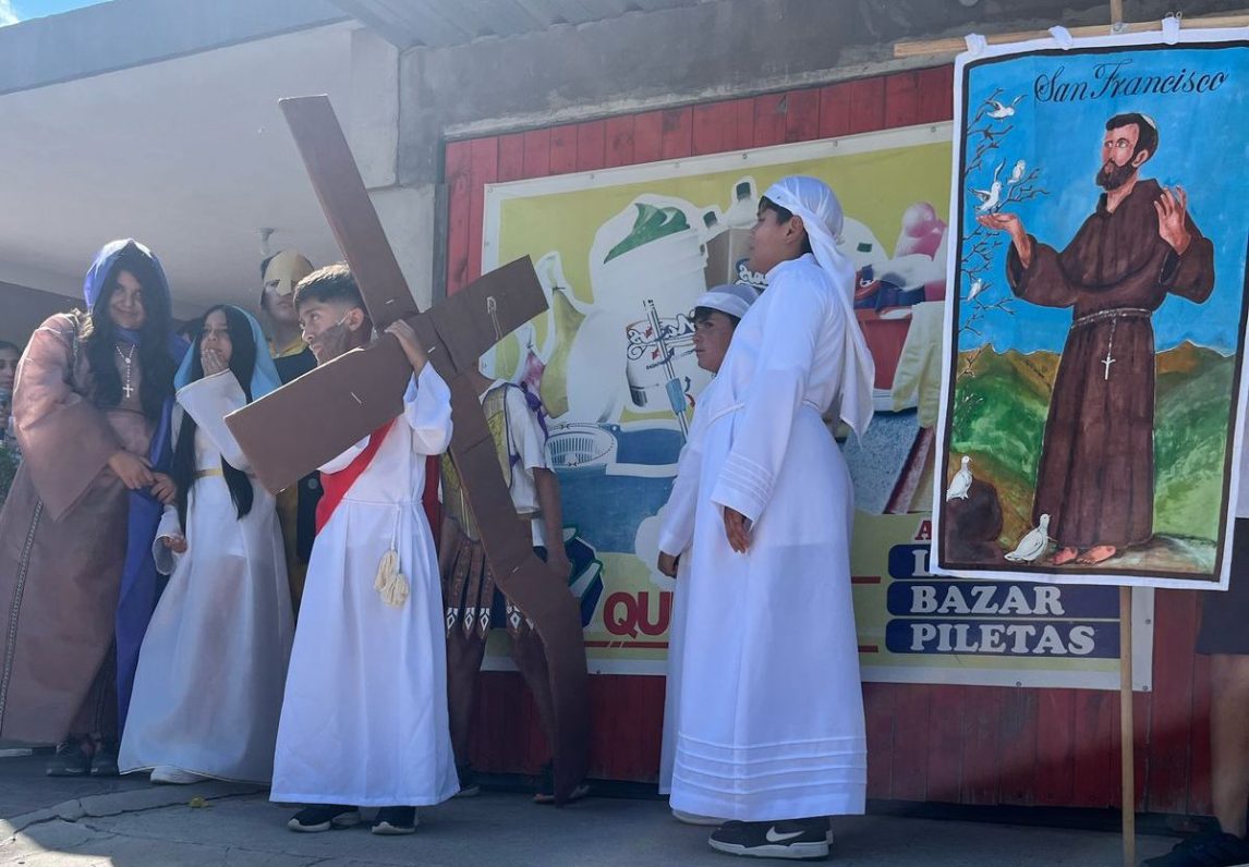 Fernández: El Colegio San Francisco de Asís realizó el tradicional Vía Crucis