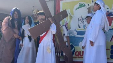 Fernández: El Colegio San Francisco de Asís realizó el tradicional Vía Crucis