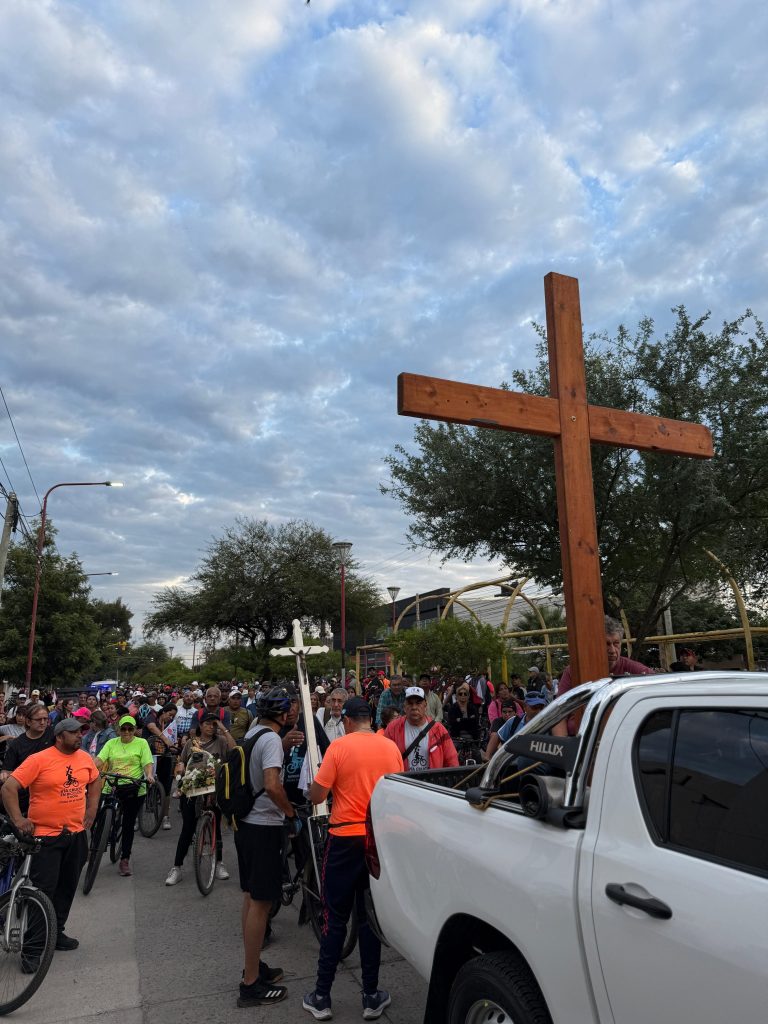 FOTOS: El Vía Crucis paralizó el centro y encendió la fe como “linternas de celular”