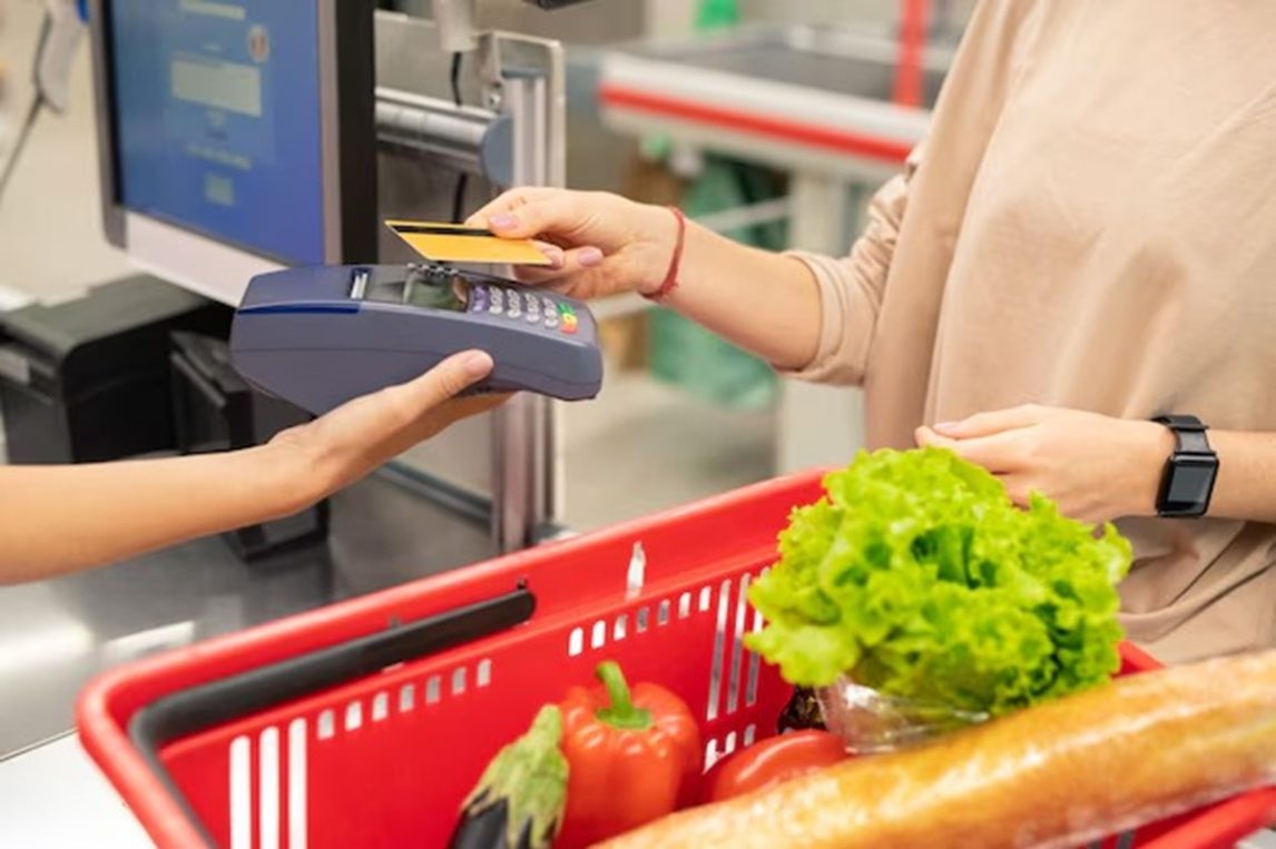 Endeudados hasta para comer: 9 de cada 10 usa tarjeta de crédito para comprar alimentos