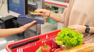 Endeudados hasta para comer: 9 de cada 10 usa tarjeta de crédito para comprar alimentos