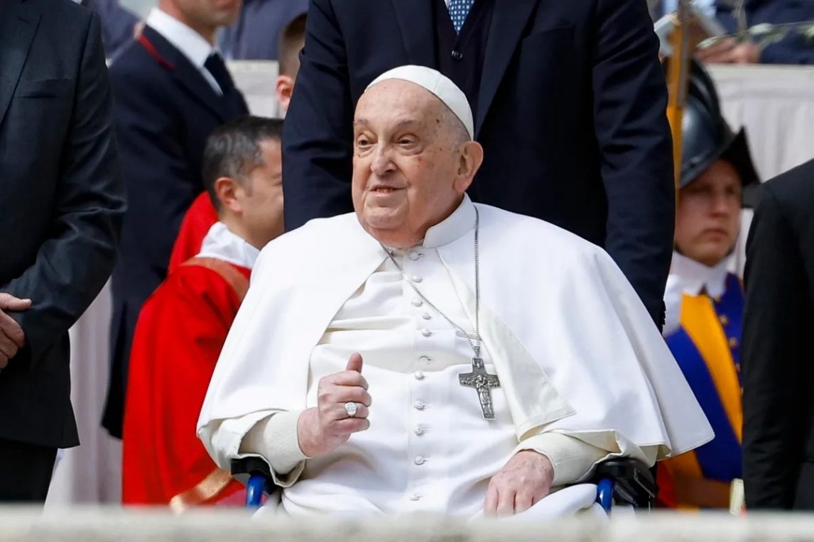 Francisco visitó la Basílica de San Pedro y no descartan su presencia en la misa de Pascua