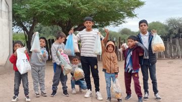 En Pascua, algunos changuitos santiagueños todavía piden la bendición a sus mayores