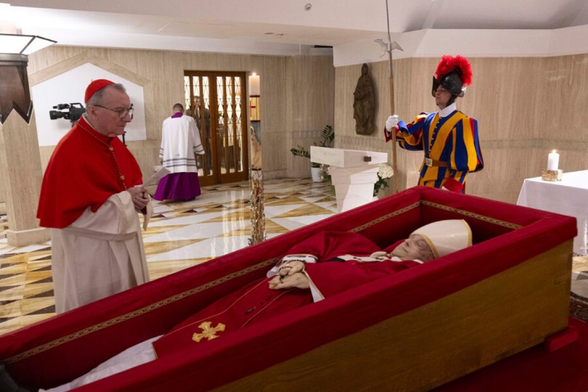 El Vaticano difundió las primeras imágenes del papa Francisco en su féretro