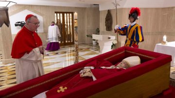 El Vaticano difundió las primeras imágenes del papa Francisco en su féretro