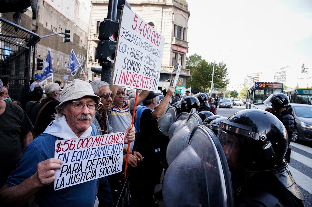 Detuvieron a dos personas en una nueva marcha de jubilados