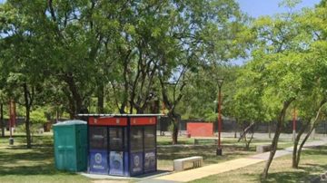 Enfurecida, una mujer en situación de calle dañó de un golpe una casilla policial