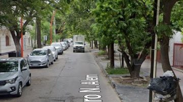 Llegó a su propiedad y lo agredió un intruso al que encontró acostado sobre un colchón