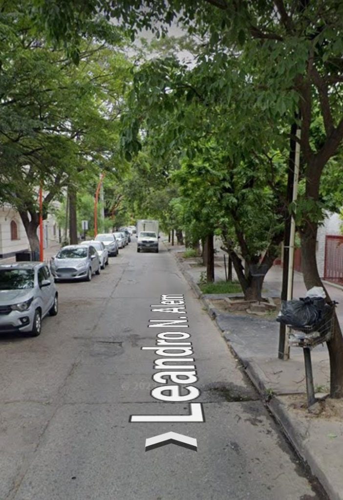 Llegó a su propiedad y lo agredió un intruso al que encontró acostado sobre un colchón