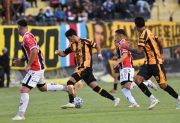 Mitre no pudo quebrar el cero ante Chacarita y sigue fuera del Reducido