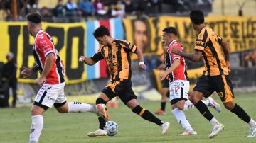 Mitre no pudo quebrar el cero ante Chacarita y sigue fuera del Reducido