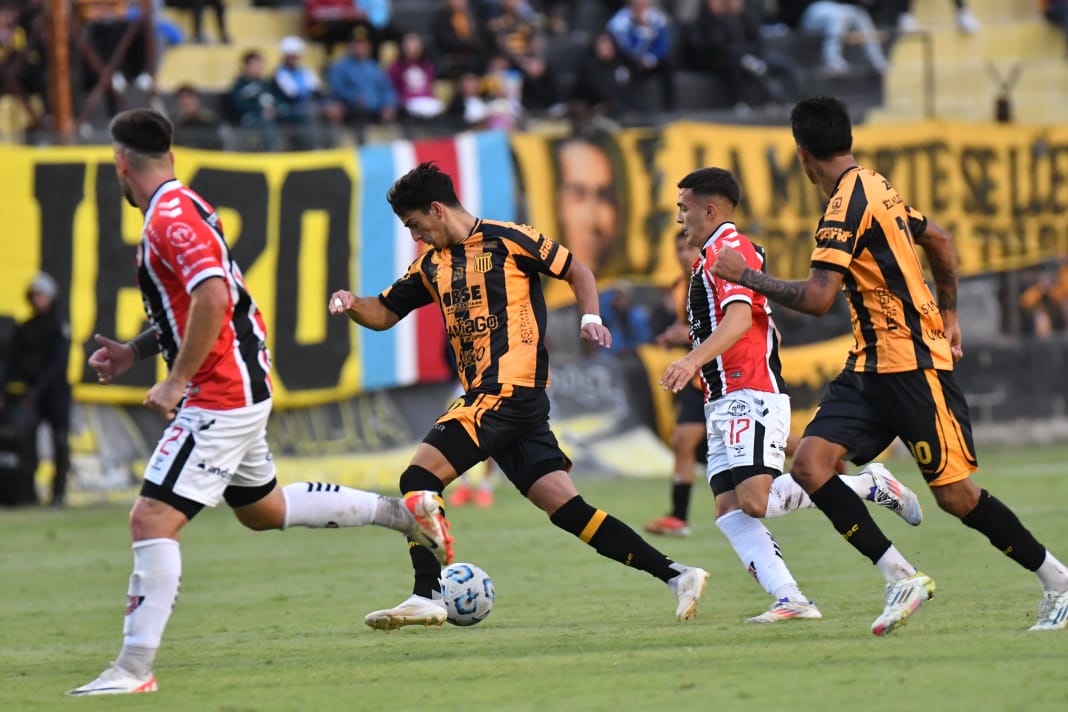 Mitre no pudo quebrar el cero ante Chacarita y sigue fuera del Reducido