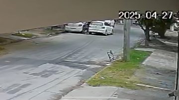 VIDEO | Le robaron la rueda del auto en 1 minuto a plena luz del día