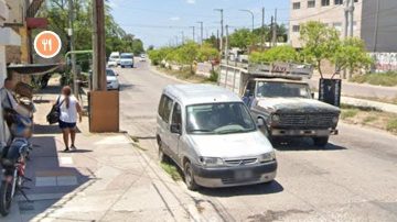 Esperaba el colectivo al mediodía, la amenazaron y le robaron el celular