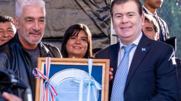 Gerardo Zamora homenajeó al DT y veterano de Malvinas, Omar De Felippe: “Héroe y campeón”