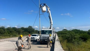 Electricidad de la Capital trabaja para reestablecer el servicio de alumbrado dañado en la Constanera Sur